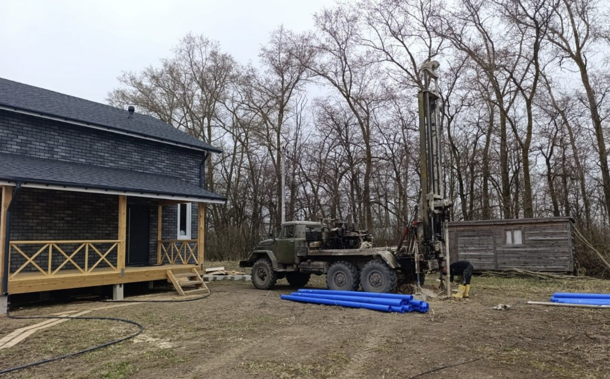 Буровая установка рядом с домом